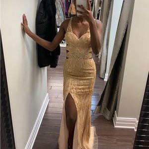 NEVER WORN SIZE 4US PROM DRESS FOR SALE, BOUGHT FOR $900, SELLING BEST OFFER